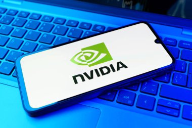 Prag, Çek Cumhuriyeti - 02 21 2025: NVIDIA logosunu gösteren dizüstü bilgisayar.