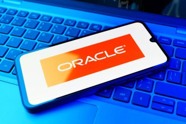 Prag, Çek Cumhuriyeti - 02-21-2025: Kahin logosunu gösteren dizüstü bilgisayar.