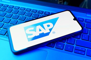 Prag, Çek Cumhuriyeti - 02 21 2025: SAP logosunu gösteren dizüstü bilgisayar.