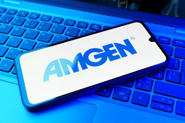 Prag, Çek Cumhuriyeti - 02 21 2025: Amgen logosunu gösteren dizüstü bilgisayar.