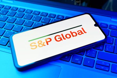 Prag, Çek Cumhuriyeti - 02 21 2025: S ve P Global logosunu gösteren dizüstü bilgisayar.