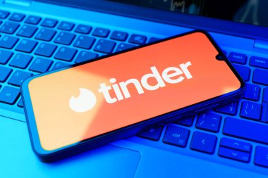 Prag, Çek Cumhuriyeti - 02 21 2025: Tinder logosunu gösteren dizüstü bilgisayar.