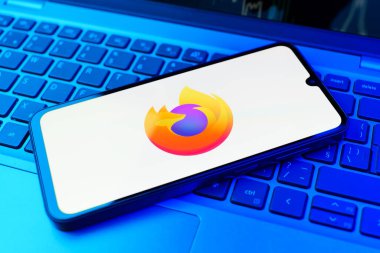 Prag, Çek Cumhuriyeti - 02 21 2025: Firefox logosunu gösteren dizüstü bilgisayar.