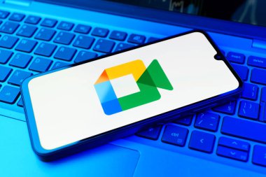 Prag, Çek Cumhuriyeti - 02 21 2025: Google Meet logosunu gösteren dizüstü bilgisayar.