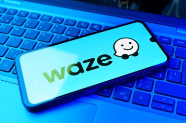Prag, Çek Cumhuriyeti - 02 21 2025: Waze logosunu gösteren dizüstü bilgisayar.