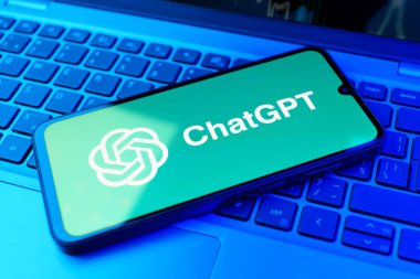 Prag, Çek Cumhuriyeti - 02 21 2025: ChatGPT logosunu gösteren dizüstü bilgisayar.