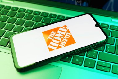 Prag, Çek Cumhuriyeti - 02 21 2025: Ev Deposu logosunu gösteren dizüstü bilgisayar.