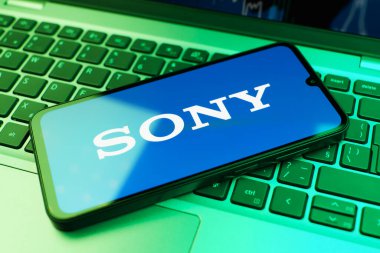 Prag, Çek Cumhuriyeti - 02 21 2025: Sony logosunu gösteren dizüstü bilgisayar.
