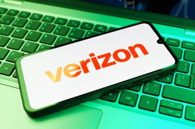 Prag, Çek Cumhuriyeti - 02 21 2025: Verizon logosunu gösteren dizüstü bilgisayar.