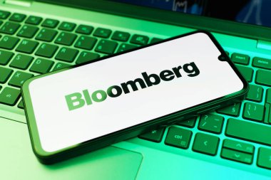 Prag, Çek Cumhuriyeti - 02 21 2025: Bloomberg logosunu gösteren dizüstü bilgisayar.