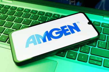 Prag, Çek Cumhuriyeti - 02 21 2025: Amgen logosunu gösteren dizüstü bilgisayar.
