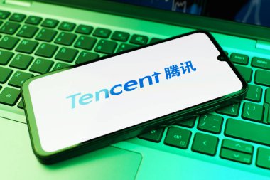 Prag, Çek Cumhuriyeti - 02 21 2025: Tencent logosunu gösteren dizüstü bilgisayar.