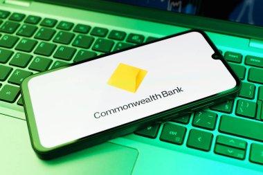 Prag, Çek Cumhuriyeti - 02 21 2025: Commonwealth Bank logosunu gösteren dizüstü bilgisayar.