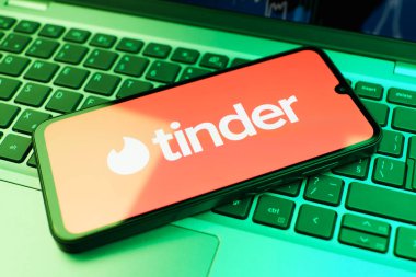 Prag, Çek Cumhuriyeti - 02 21 2025: Tinder logosunu gösteren dizüstü bilgisayar.