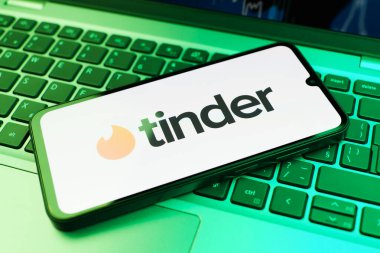 Prag, Çek Cumhuriyeti - 02 21 2025: Tinder logosunu gösteren dizüstü bilgisayar.