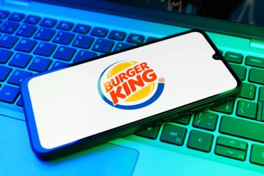 Prag, Çek Cumhuriyeti - 02 21 2025: Burger King logosunu gösteren dizüstü bilgisayar.