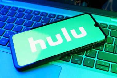 Prag, Çek Cumhuriyeti - 02 21 2025: Hulu logosunu gösteren dizüstü bilgisayar.