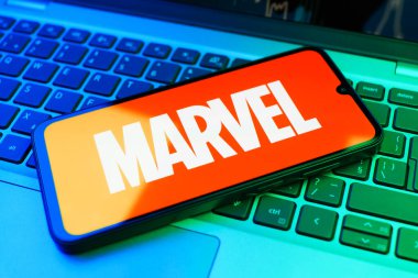 Prag, Çek Cumhuriyeti - 02 21 2025: Marvel logosunu gösteren dizüstü bilgisayar.