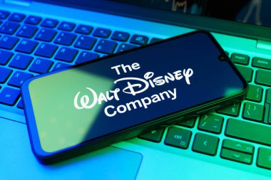 Prag, Çek Cumhuriyeti - 02 21 2025: Walt Disney logosunu gösteren dizüstü bilgisayar.