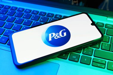 Prag, Çek Cumhuriyeti - 02 21 2025: Procter ve Gamble logosunu gösteren dizüstü bilgisayar.