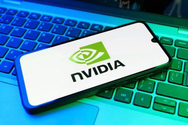 Prag, Çek Cumhuriyeti - 02 21 2025: NVIDIA logosunu gösteren dizüstü bilgisayar.