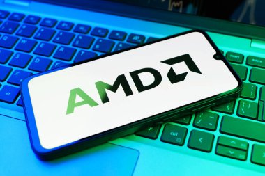 Prag, Çek Cumhuriyeti - 02 21 2025: Yüzeyde AMD logosu gösteren dizüstü bilgisayar.