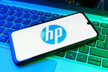 Prag, Çek Cumhuriyeti - 02-21-2025: Hewlett-Packard logosunu gösteren dizüstü bilgisayar.