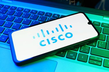 Prag, Çek Cumhuriyeti - 02 21 2025: Cisco logosunu gösteren dizüstü bilgisayar.