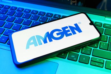Prag, Çek Cumhuriyeti - 02 21 2025: Amgen logosunu gösteren dizüstü bilgisayar.