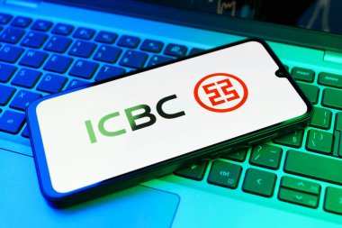 Prag, Çek Cumhuriyeti - 02 21 2025: ICBC logosunu gösteren dizüstü bilgisayar.