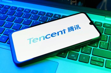 Prag, Çek Cumhuriyeti - 02 21 2025: Tencent logosunu gösteren dizüstü bilgisayar.