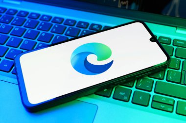 Prag, Çek Cumhuriyeti - 02 21 2025: Edge logosunu gösteren dizüstü bilgisayar.