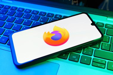 Prag, Çek Cumhuriyeti - 02 21 2025: Firefox logosunu gösteren dizüstü bilgisayar.