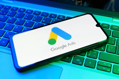 Prag, Çek Cumhuriyeti - 02 21 2025: Google Ads logosunu gösteren dizüstü bilgisayar.