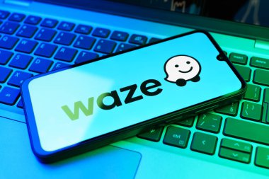Prag, Çek Cumhuriyeti - 02 21 2025: Waze logosunu gösteren dizüstü bilgisayar.