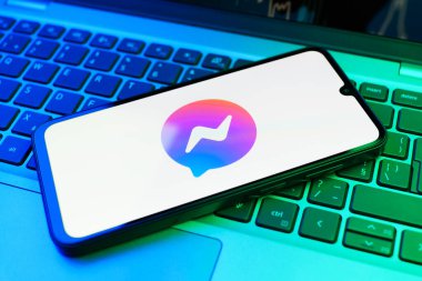 Prag, Çek Cumhuriyeti - 02-21-2025: Elçi logosunu gösteren dizüstü bilgisayar.