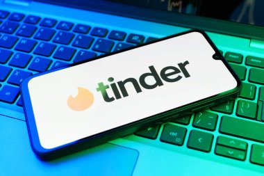 Prag, Çek Cumhuriyeti - 02 21 2025: Tinder logosunu gösteren dizüstü bilgisayar.