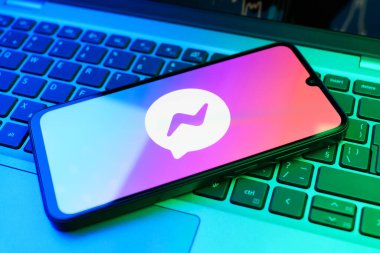 Prag, Çek Cumhuriyeti - 02-21-2025: Elçi logosunu gösteren dizüstü bilgisayar.