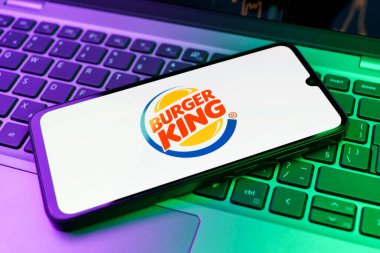 Prag, Çek Cumhuriyeti - 02 21 2025: Burger King logosunu gösteren dizüstü bilgisayar.
