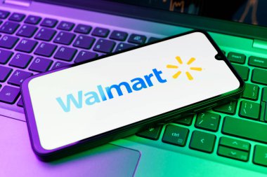 Prag, Çek Cumhuriyeti - 02 21 2025: Walmart logosunu gösteren dizüstü bilgisayar.