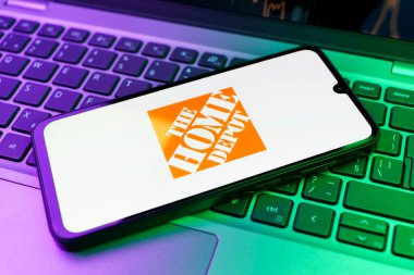 Prag, Çek Cumhuriyeti - 02 21 2025: Ev Deposu logosunu gösteren dizüstü bilgisayar.