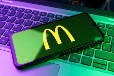 Prag, Çek Cumhuriyeti - 02 21 2025: McDonalds logosunu gösteren dizüstü bilgisayar.