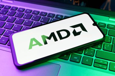 Prag, Çek Cumhuriyeti - 02 21 2025: Yüzeyde AMD logosu gösteren dizüstü bilgisayar.