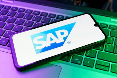 Prag, Çek Cumhuriyeti - 02 21 2025: SAP logosunu gösteren dizüstü bilgisayar.