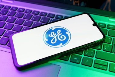 Prag, Çek Cumhuriyeti - 02 21 2025: Laptop yüzeyde Genel Elektrik logosunu gösteriyor.