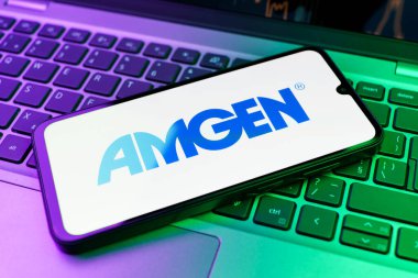 Prag, Çek Cumhuriyeti - 02 21 2025: Amgen logosunu gösteren dizüstü bilgisayar.