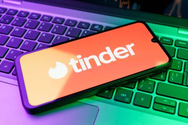 Prag, Çek Cumhuriyeti - 02 21 2025: Tinder logosunu gösteren dizüstü bilgisayar.