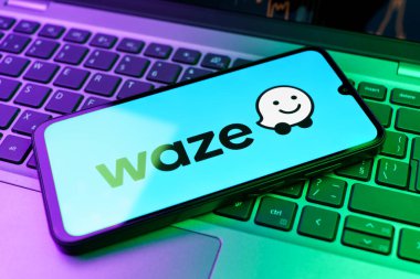 Prag, Çek Cumhuriyeti - 02 21 2025: Waze logosunu gösteren dizüstü bilgisayar.