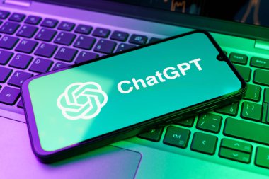 Prag, Çek Cumhuriyeti - 02 21 2025: ChatGPT logosunu gösteren dizüstü bilgisayar.