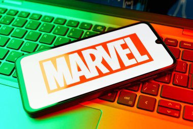 Prag, Çek Cumhuriyeti - 02 21 2025: Marvel logosunu gösteren dizüstü bilgisayar.